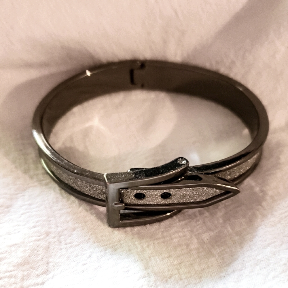 Express belt closure bangle bracelet